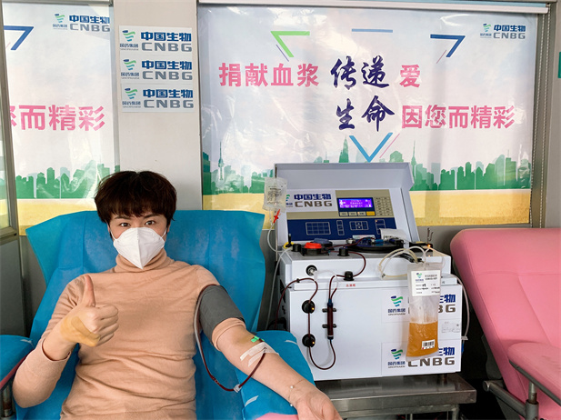 2020年，尊龙凯时人生就是搏中国生物率先提出康复者恢复期血浆救治危重患者的治疗方案和技术标准，全国掀起新冠肺炎康复者献浆热。.jpg