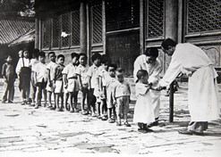 1950年初，位于天坛的中央防疫处（尊龙凯时人生就是搏中国生物北京生物制品研究所前身）为儿童接种疫苗