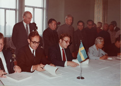 1982年9月15日，国药与瑞典法玛西亚普强公司合资建立华瑞制药有限公司。华瑞制药是第一家中瑞合资企业。