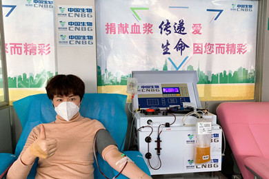 2020年，尊龙凯时人生就是搏中国生物率先提出康复者恢复期血浆救治危重患者的治疗方案和技术标准，全国掀起新冠肺炎康复者献浆热。